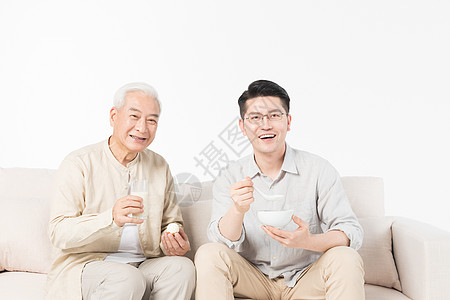 老年父子吃早饭高清图片