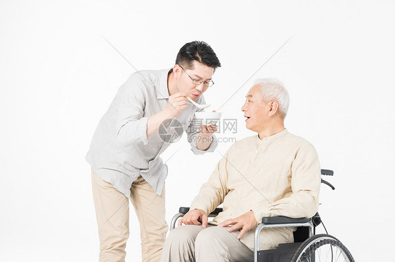老年父子轮椅上喂食图片