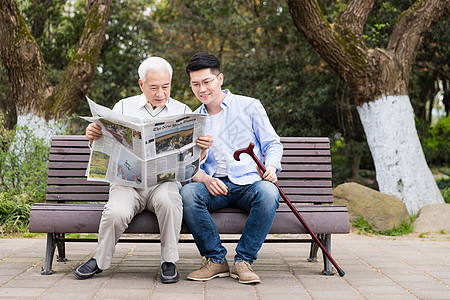 老年父子看报纸图片