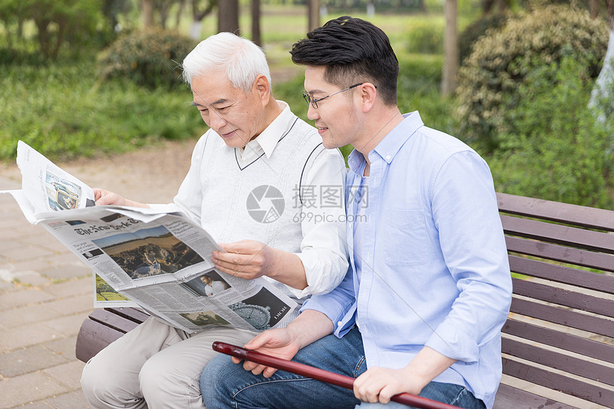 老年父子看报纸图片