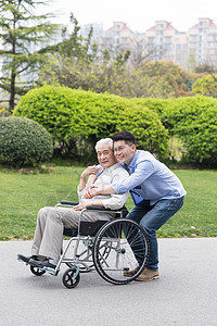 老年父子陪伴背景图片