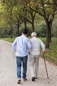 老年父子陪伴散步背影图片