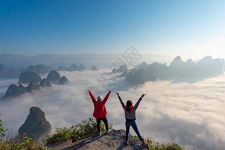 放假通知一对情侣爬山日出观云海背景