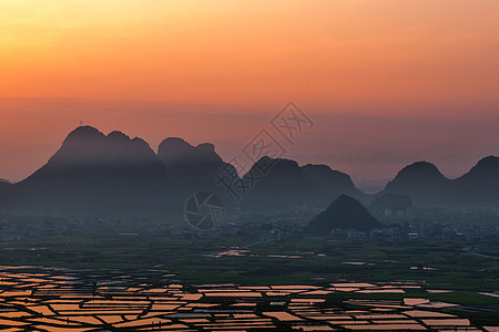 夕阳下山峦背景图片