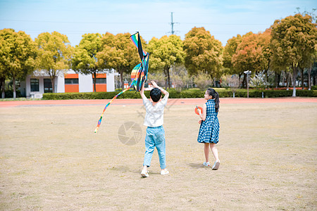 儿童操场放风筝图片