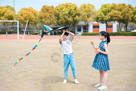 儿童操场放风筝图片