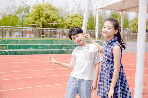 小学生课间操场揪耳朵图片