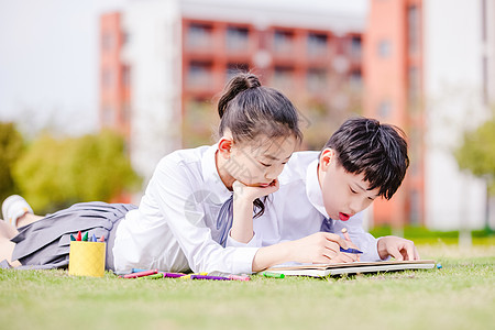 小学生在操场上画画背景图片