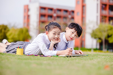 小学生操场嬉戏图片