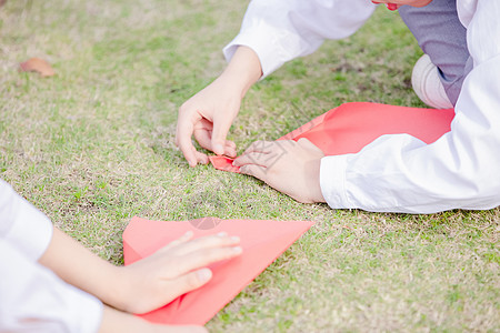 同伴们小学生操场折纸飞机背景