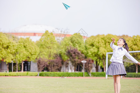 小学生课间操场玩纸飞机图片