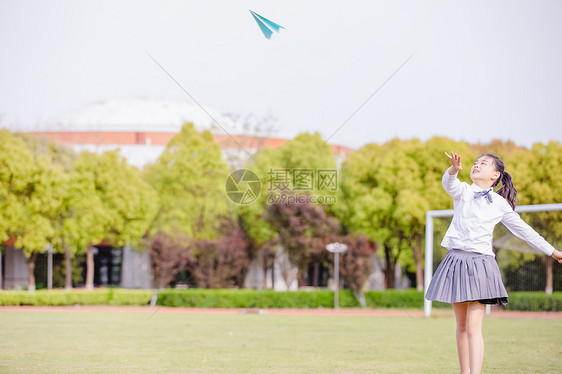 小学生课间操场玩纸飞机图片