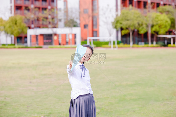 小学生课间操场玩纸飞机图片