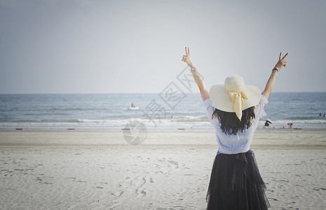 海边女孩游玩开心背影图片