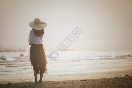 去海边玩夕阳下海边看海女孩背景背景