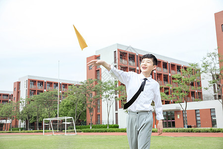 玩纸飞机男孩初中男生操场飞纸飞机背景