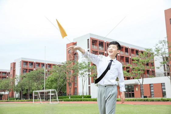 初中男生操场飞纸飞机图片