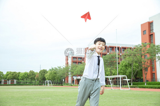 初中男生操场飞纸飞机图片