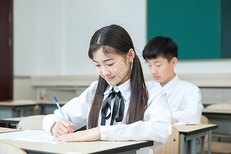 写作业的小女孩初中生教室做题背景