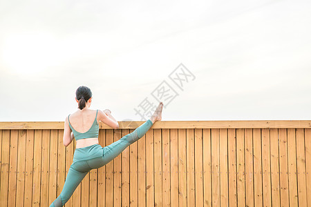 女性瑜伽锻炼压腿图片