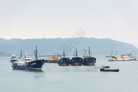 停靠码头的渔船高清图片