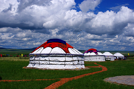 草原小路蓝天下的蒙古包背景