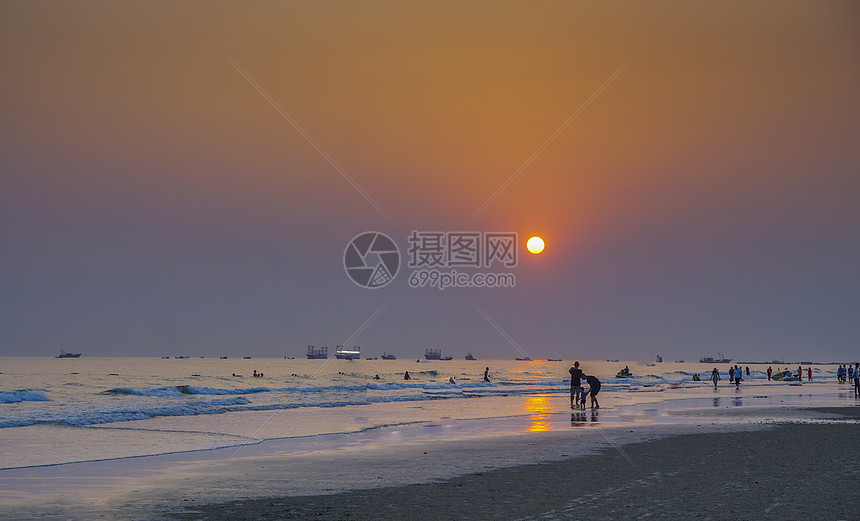 海边夕阳落日晚霞背影图片