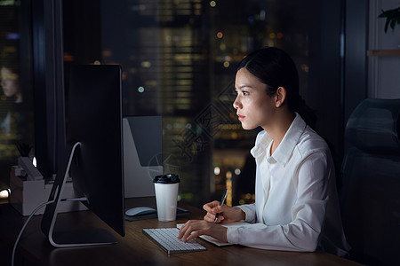 职场女性加班图片