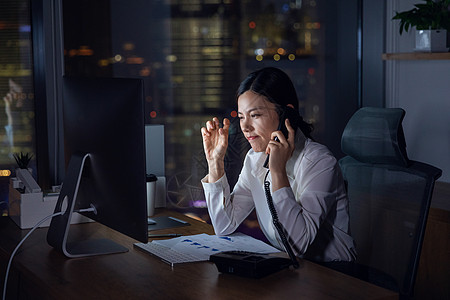 白领美女无奈加班高清图片