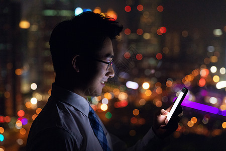 男性夜景人像图片