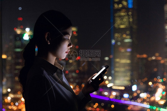 女性夜景人像图片