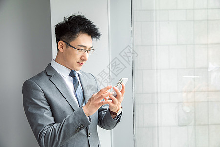 男士用品精英商务男性看手机背景