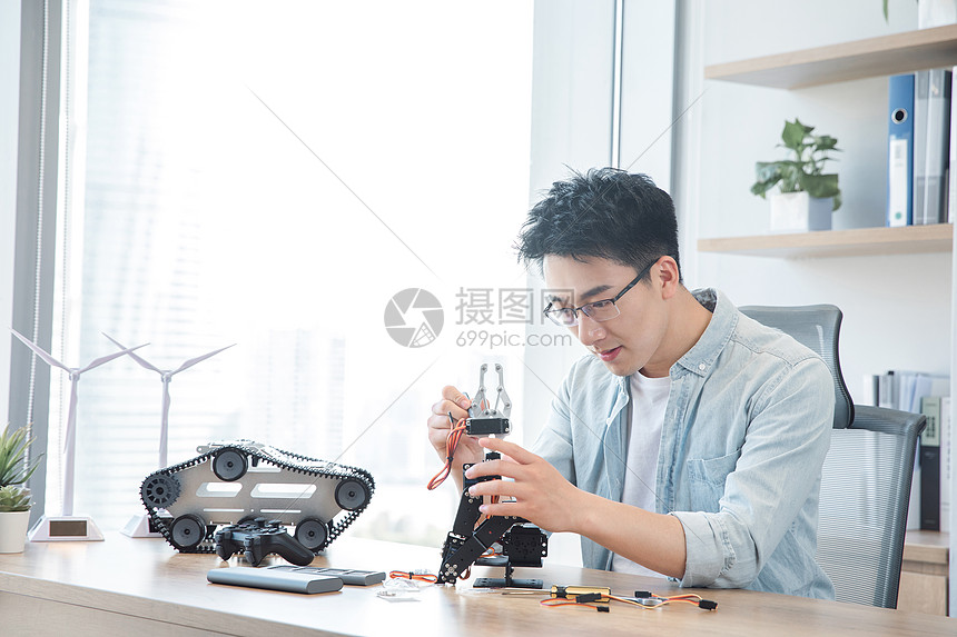 工程师修理机器高清图片下载 正版图片 摄图网