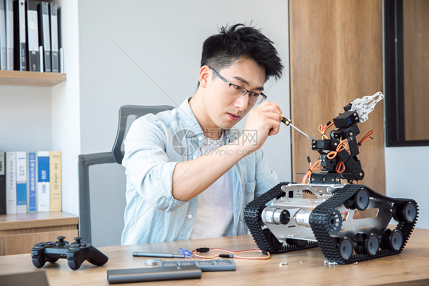 工程师修理机器高清图片下载 正版图片 摄图网