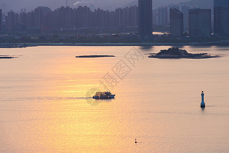 夕阳下海上的客船背景图片