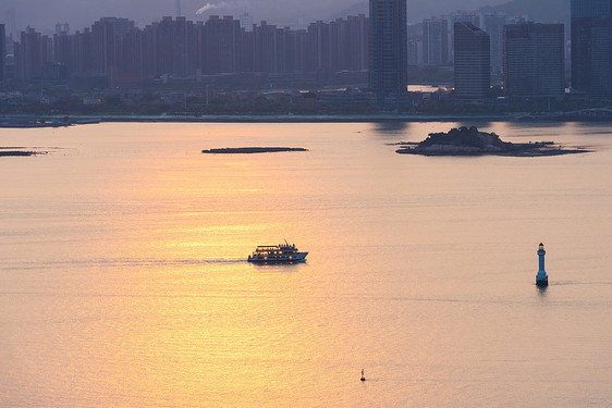 夕阳下海上的客船图片