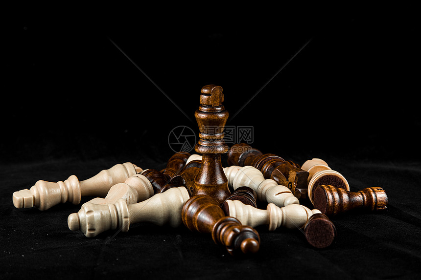 黑底棋盘国际象棋图片