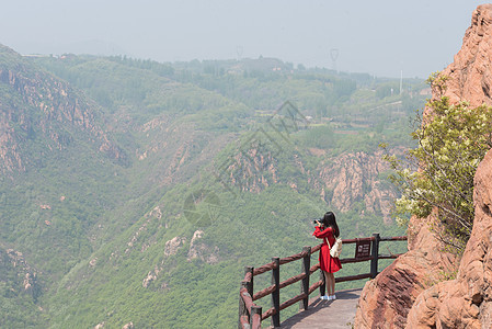 郑州伏羲山红石林悬崖栈道背景图片