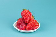 蓝底丹东牛奶草莓图片