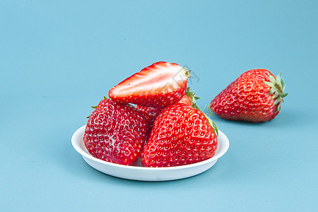 丹东草莓蓝底丹东牛奶草莓背景