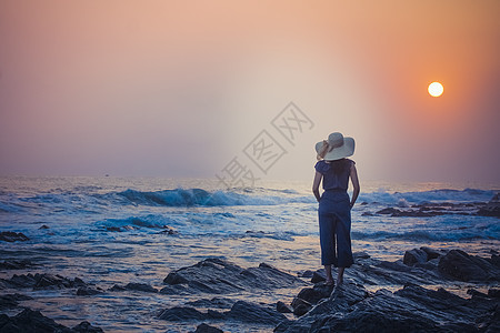 海边夕阳少女背影背景图片