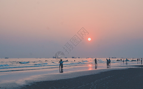 傍晚夕阳海滩落日图片