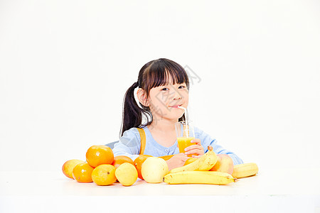 小女孩喝果汁背景图片