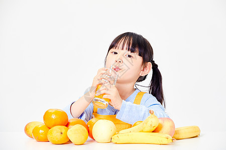 小女孩喝橙汁背景图片