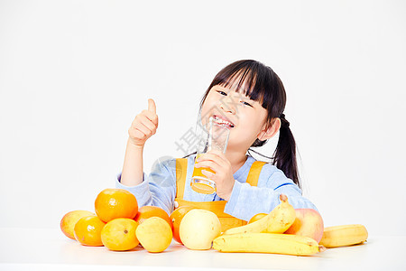 小女孩喝橙汁背景图片
