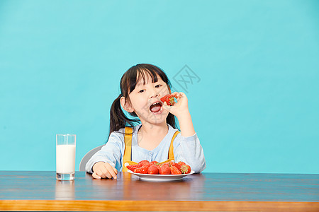 小女孩吃草莓高清图片