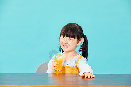 小女孩喝橙汁高清图片