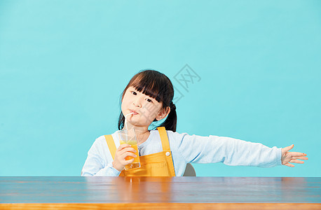 小女孩喝橙汁背景
