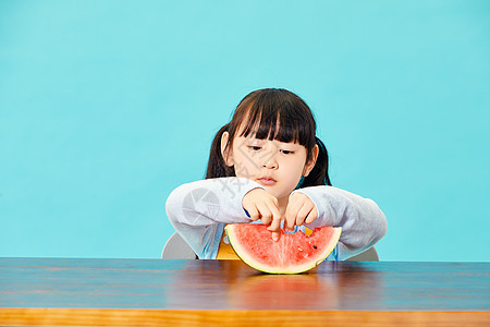 小女孩吃西瓜背景图片