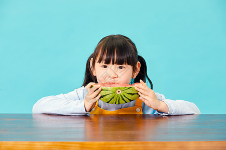 小女孩吃西瓜背景图片